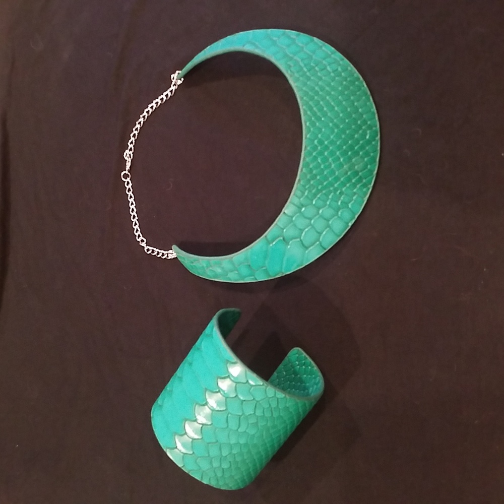 Green Faux Reptile Neck Choker & Matching Cuff Bracelet in Silvertone.